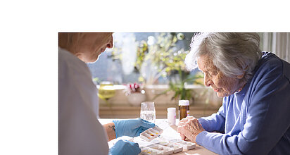 Zu lesen ist der Slogan unserer Kampagne "who care? we do."  Das Foto zeigt eine Pflegekraft, die einer Seniorin hilft, die Tabletten zu sortieren. Daneben ist die Aufforderung zu lesen: bewirb dich jetzt. 